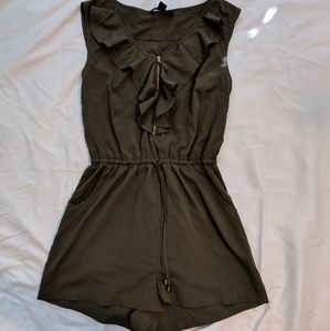 Mossy green romper with zip and pockets!